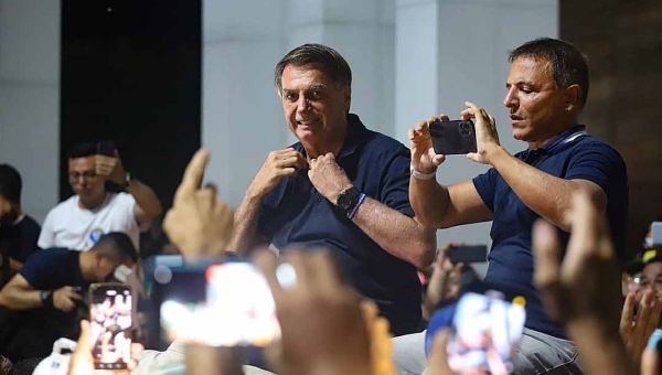 Indiciado pela PF, Bolsonaro chega ao Acre e é recebido por multidão bolsonarista