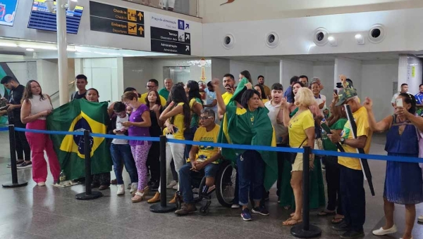 Vestidos de verde e amarelo, dezenas de bolsonaristas aguardam Bolsonaro no aeroporto de Rio Branco