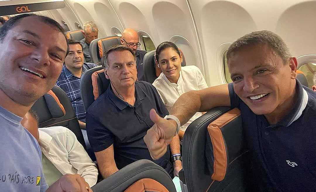 Vídeo mostra Bolsonaro sendo aplaudido em avião vindo para o Acre: “Da-lhe presidente!”