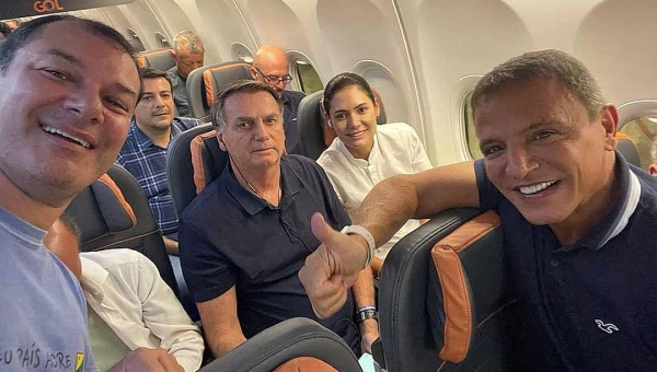 Vídeo mostra Bolsonaro sendo aplaudido em avião vindo para o Acre: “Da-lhe presidente!”