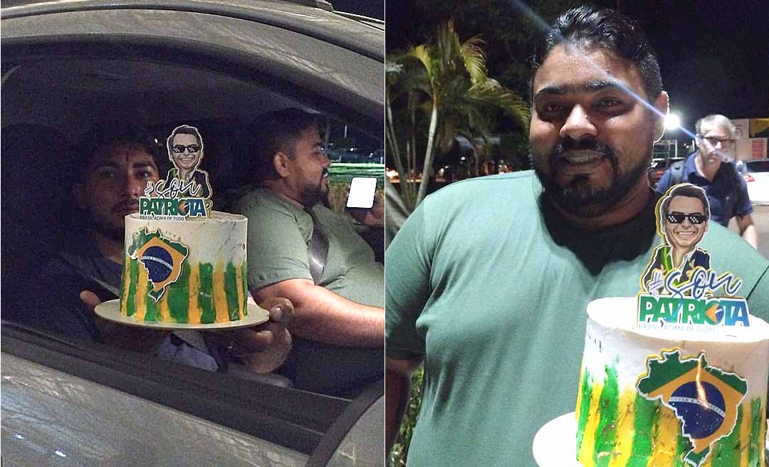 Bolsonarista leva bolo para comemorar aniversário de Bolsonaro no aeroporto de Rio Branco