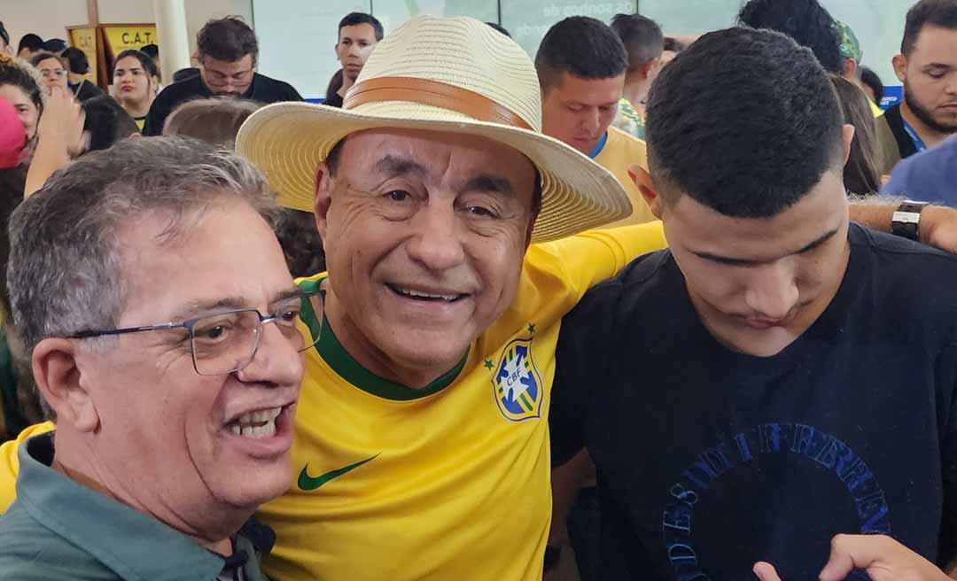 À espera de Bolsonaro no aeroporto, Bocalom diz que ex-presidente é honesto e comenta investigações: “Ficam dizendo que ele atrapalhou uma baleia”