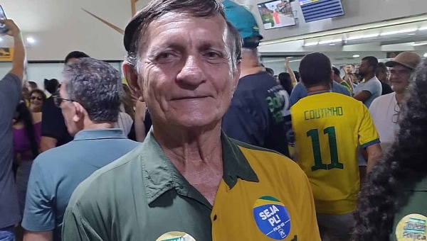 Homem conhecido por ser sósia de Bolsonaro no Acre aguarda ex-presidente no aeroporto de Rio Branco