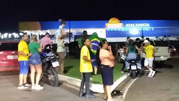 Fãs de Bolsonaro “acampam” na frente do condomínio Ecoville, onde ex-presidente está hospedado