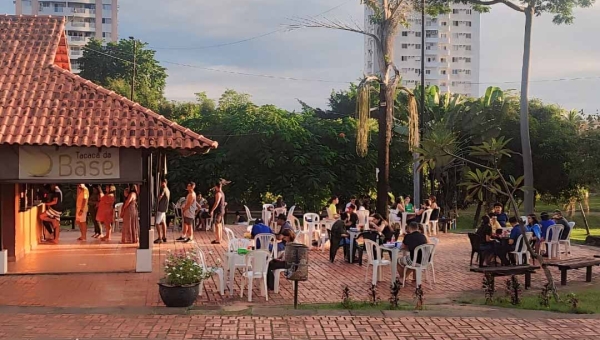 Tempo 'esfria' na cidade e rio-branquenses fazem fila para tomar tacacá