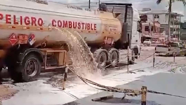 Caminhão-tanque vindo da Bolívia derrama óleo diesel nas ruas de Epitaciolândia; veja o vídeo