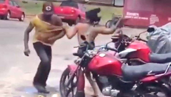 O pau comeu! homem é agredido pela companheira no Centro de Cruzeiro do Sul; veja o vídeo