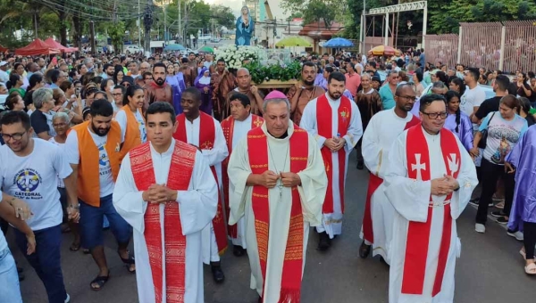 Procissão do Cristo Morto leva milhares de fiéis às ruas e avenidas Rio Branco