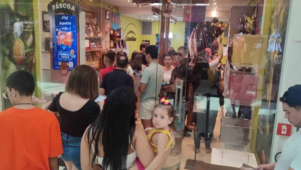 Acreanos lotam loja do shopping no domingo de Páscoa em busca de ovos de chocolate