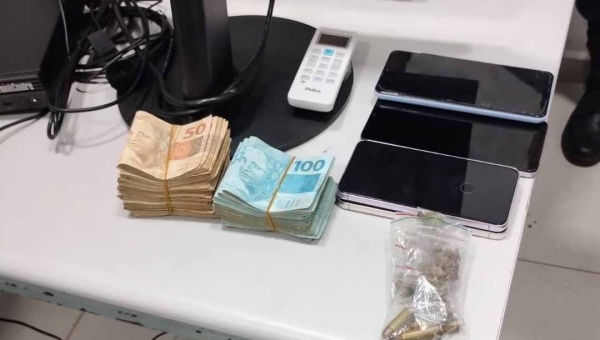 Polícia Militar recupera dinheiro, bens roubados e prende indivíduos após roubo a residência