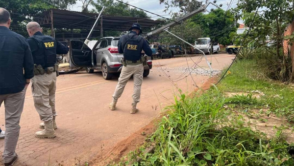 Suspeito de transportar drogas ilícitas é perseguido pela PRF e colide contra poste no Bairro Canaã