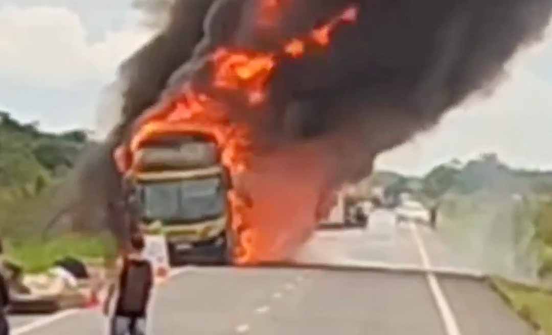 Ônibus que viajava de Rio Branco a Porto Velho pega fogo na BR-364; veja o vídeo