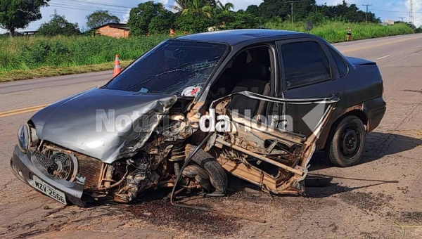 Acidente na BR-364 envolvendo carro de passeio e carreta deixa motorista gravemente ferido