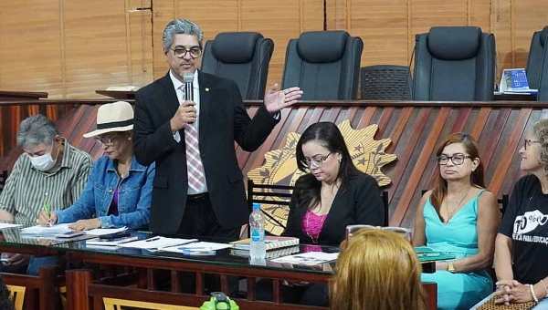 Professores e pessoal de apoio discutem reestruturação da tabela do PCCR e piso nacional do magistério em audiência proposta por Edvaldo Magalhães