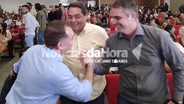 Em meio a rumores de possível composição, Marcus e Alysson se cumprimentam em evento na Uninorte