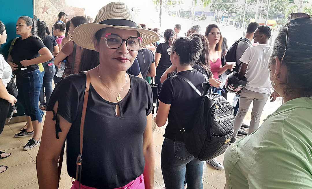 Professores da rede pública estadual se manifestam no hall da Aleac e pedem o pagamento do reajuste de 3,62% do piso nacional do magistério