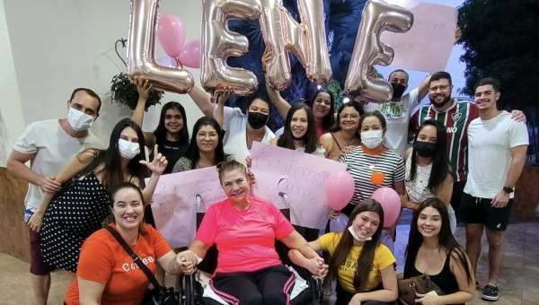 Lene Petecão é recebida em casa por amigos e assessores após oito dias no Santa Juliana