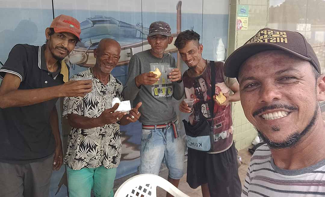 Ativista emociona morador em situação de rua ao fazer ‘festa’ de aniversário surpresa, em Rio Branco: “só quem julga é quem não tem empatia”