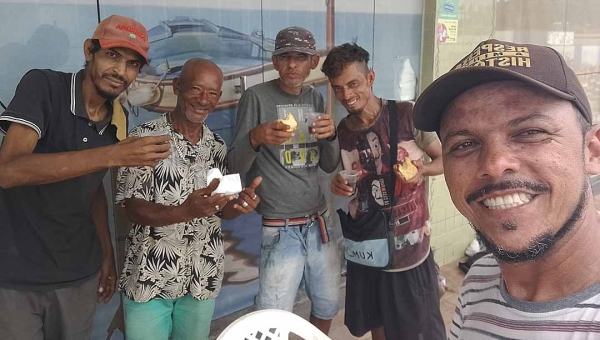 Ativista emociona morador em situação de rua ao fazer ‘festa’ de aniversário surpresa, em Rio Branco: “só quem julga é quem não tem empatia”