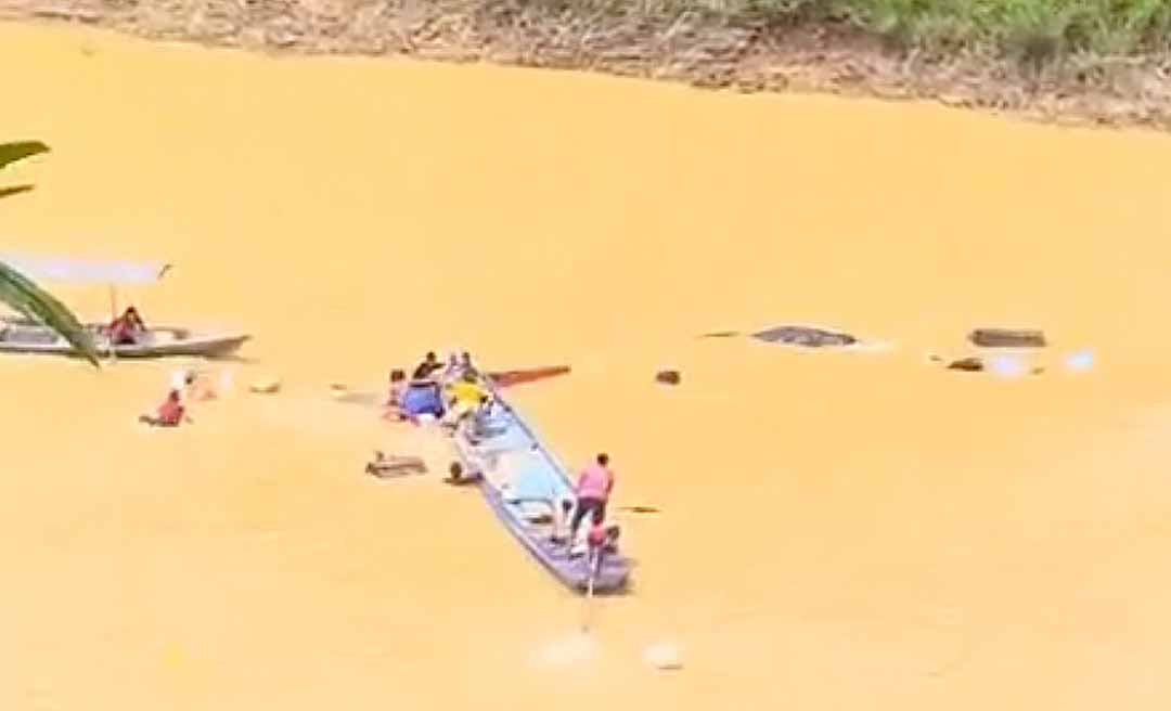 Batelão é engolido pelas águas do Rio Iaco e família vive momentos de terror e agonia; veja o vídeo