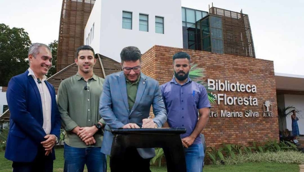 Gladson Cameli assina ordem de serviço para recuperação da Biblioteca da Floresta e entrega equipamentos ao Idaf