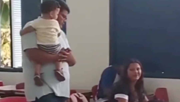 No Acre, professor cuida de bebê enquanto aluna faz prova; veja o vídeo