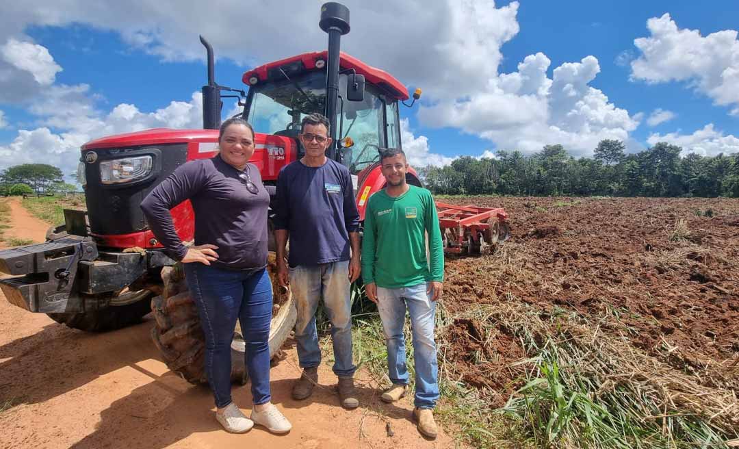 Com cinco tratores trabalhando todos os dias, Prefeitura de Senador Guiomard avança na mecanização agrícola e beneficia produtores da Agricultura Familiar