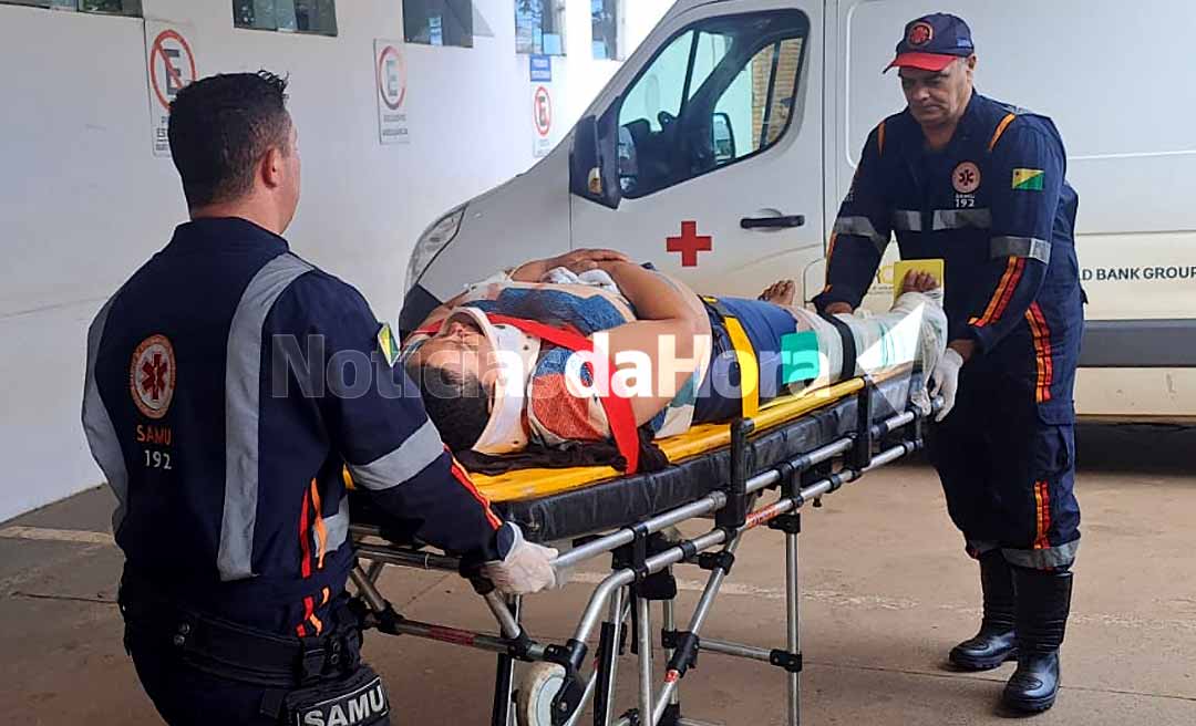 Em Rio Branco, mulher fica gravemente ferida após colidir moto contra carro em estacionamento de supermercado