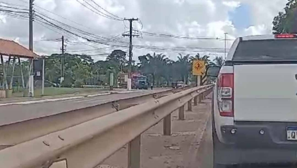 Carreta com gás bate na rotatória do Lago do Amor e causa engarrafamento