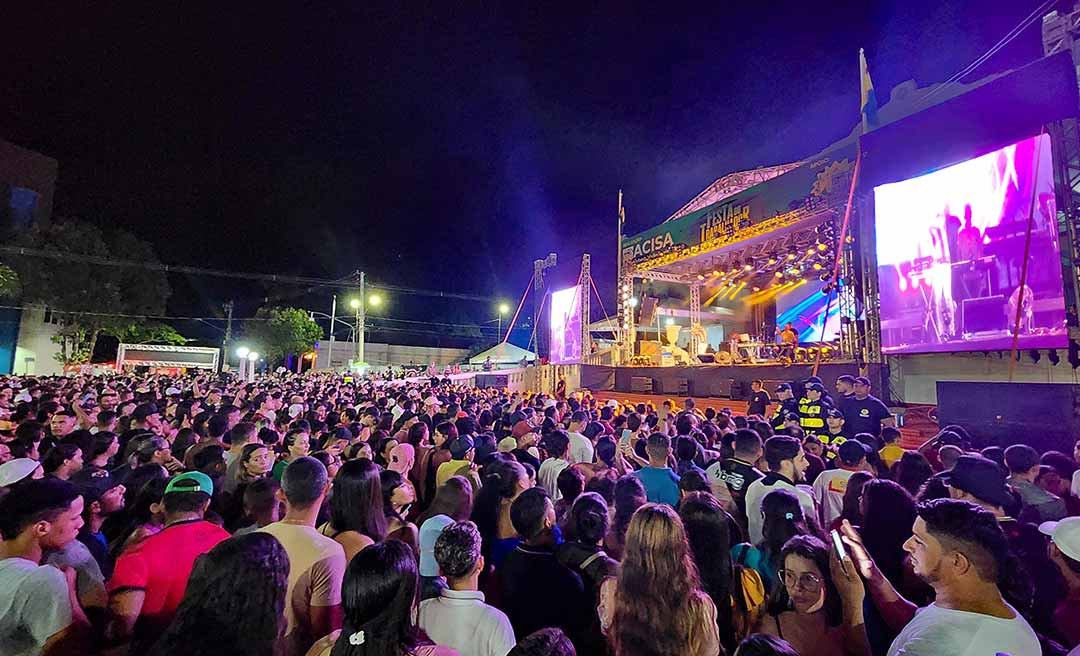 Público lota a frente do Palácio Rio Branco para ver Naiara Azevedo
