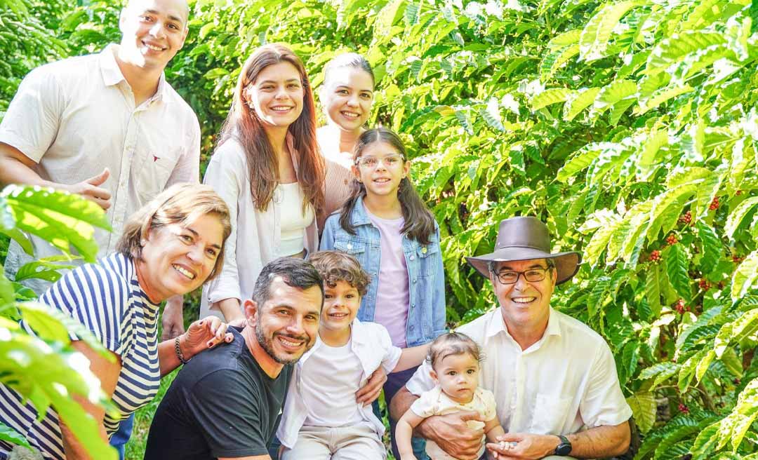 Com celebração religiosa, Jorge Viana faz primeira colheita de café em sua propriedade