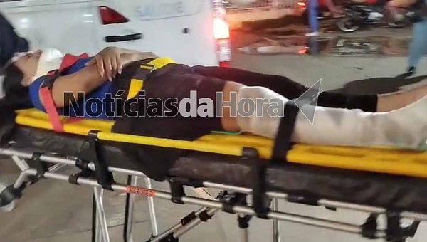 Jovem perde o controle da motocicleta e bate em dois carros estacionados no Bairro Bosque