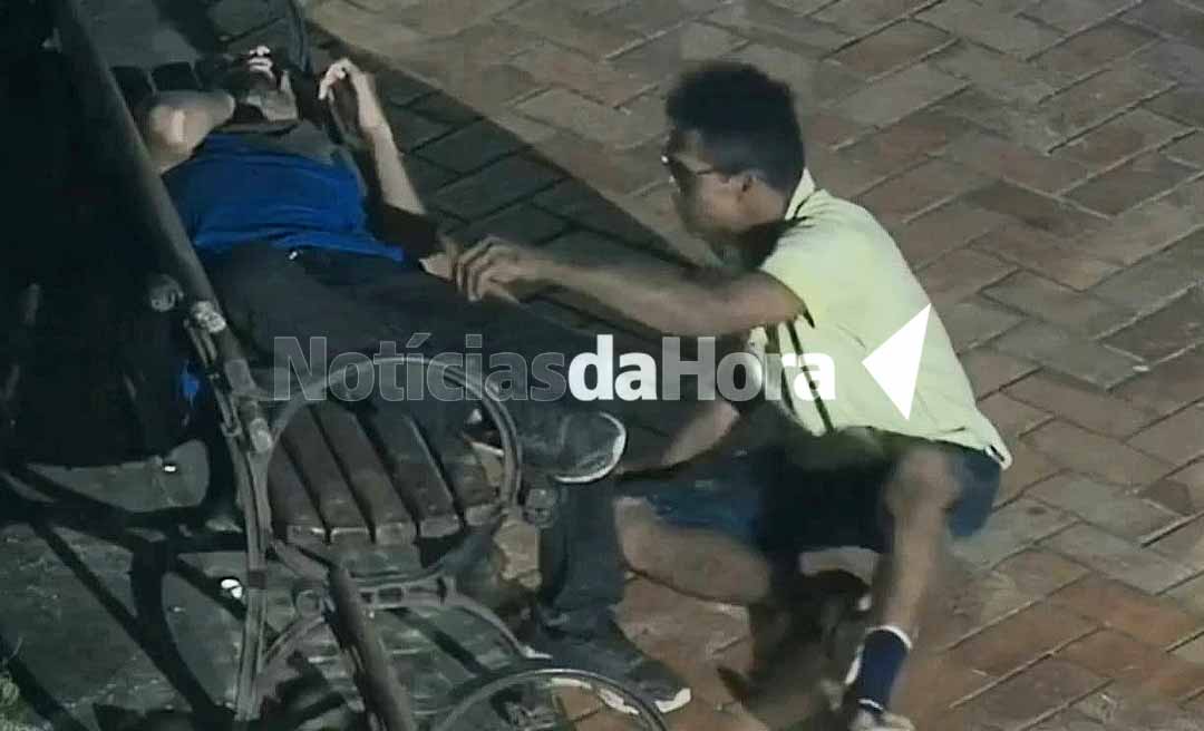 Homem dorme em banco da Praça da Revolução, em Rio Branco, e é flagrado sendo roubado