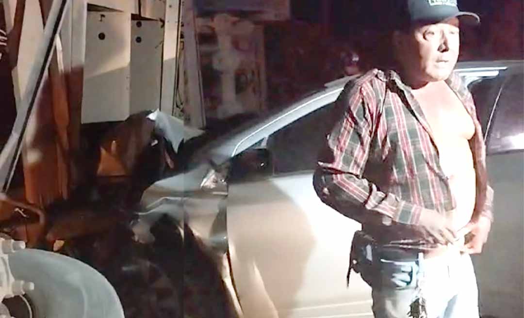 Motorista bate em carreta virada na BR-364 no Bujari e acidente por pouco não vira tragédia