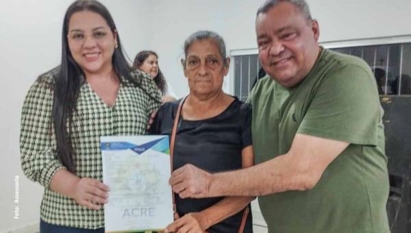 Prefeito Mazinho Serafim entrega títulos definitivos a moradores comtemplados pelo programa “Meu Imóvel Legal”