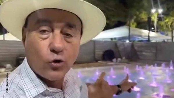 Bocalom mostra fonte com chafariz na praça da Revolução e diz: “Não é Las Vegas, é Rio Branco”