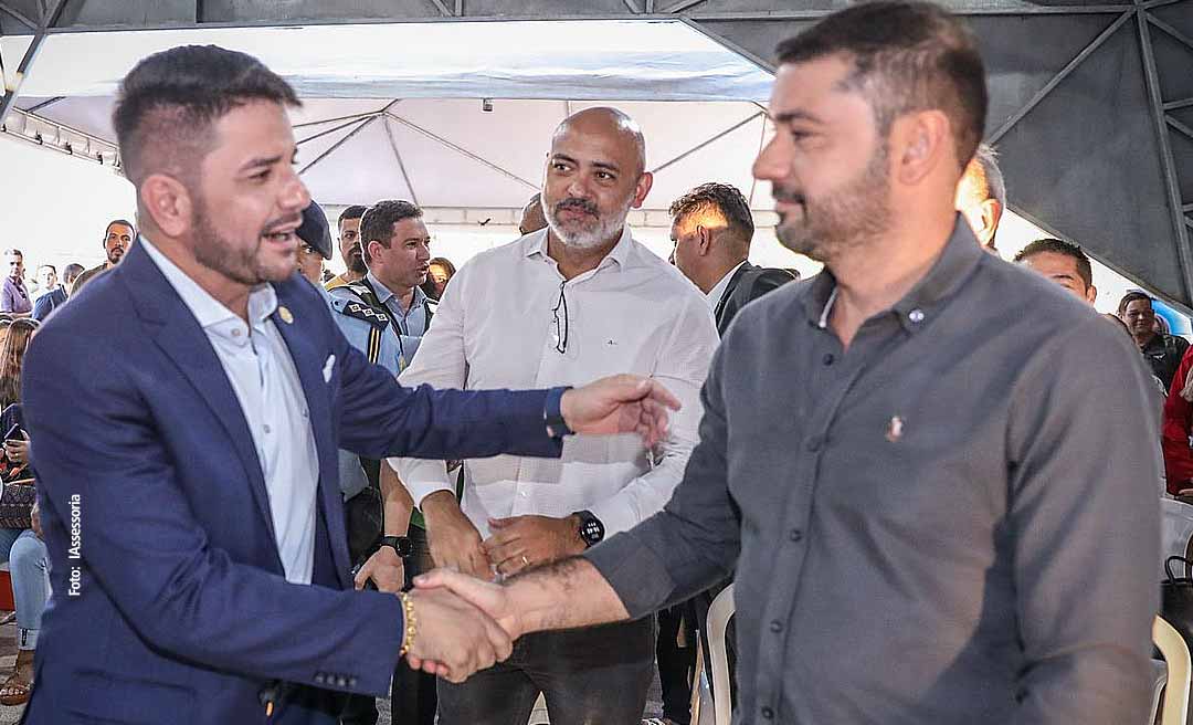 “Parabéns meu presidente “, diz Gladson a Nicolau ao assinar ordem de serviço para construção de casas populares