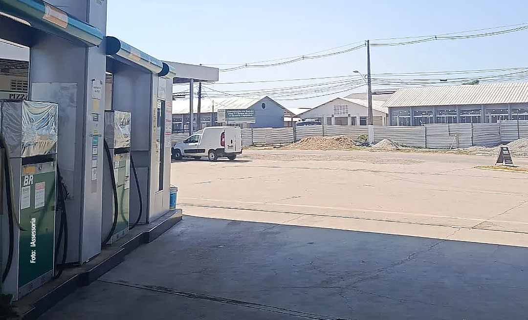 Desrespeitando a legislação, escola é construída próxima a posto de combustível em Sena Madureira