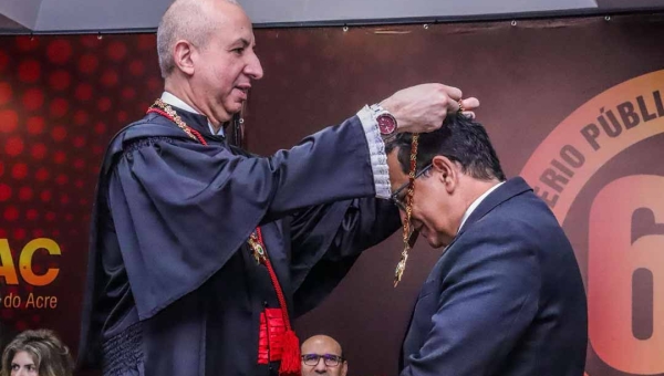 Presidente da Aleac recebe comenda do Ministério Público pelos serviços prestados ao povo acreano