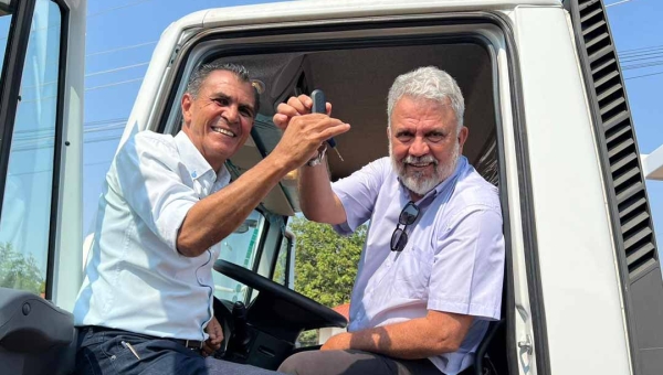 Senador Sérgio Petecão entrega caminhão basculante de R$ 716 mil para Porto Acre