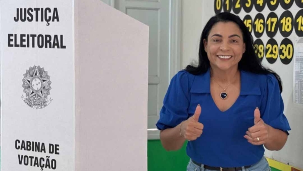 No Quinari, prefeita Rosana Gomes vota acompanhada da família