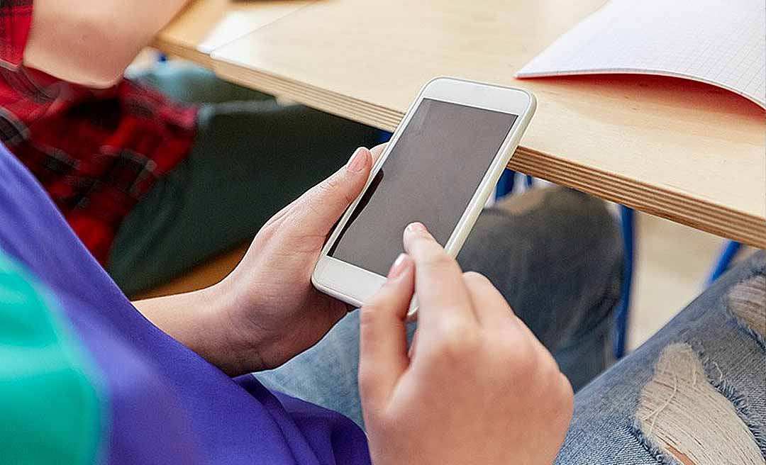 Comissões da Aleac decidem vetar o uso de celular em sala de aula; texto vai ao plenário amanhã