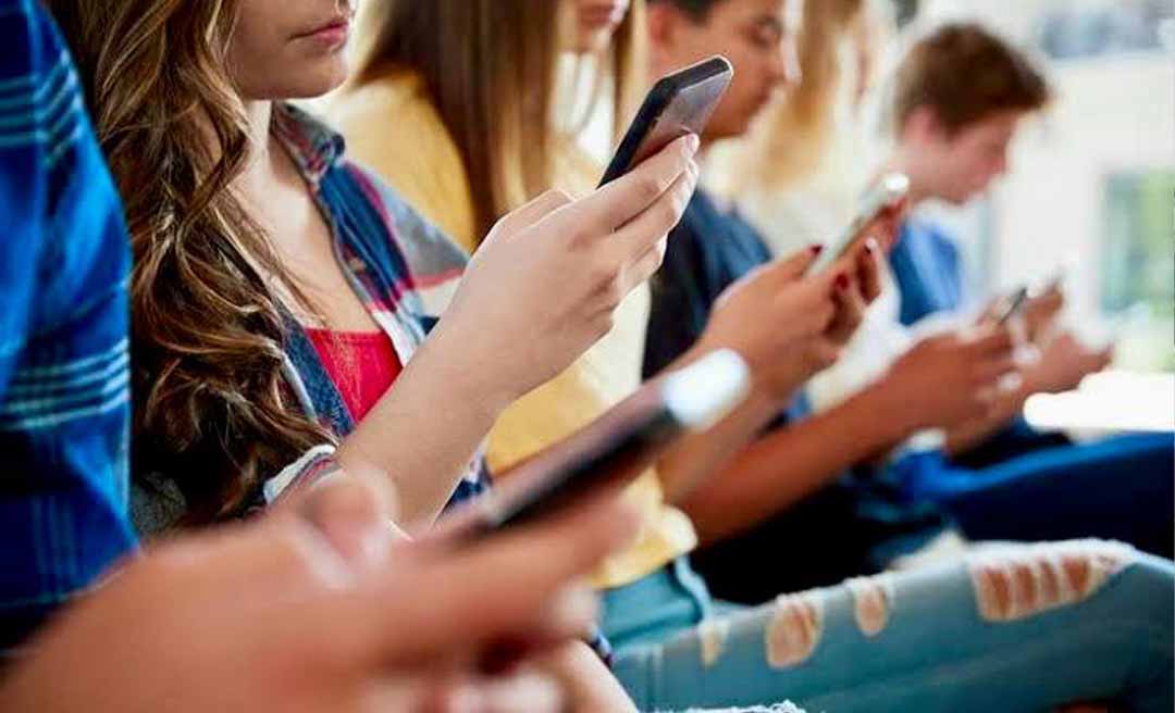 CCJ da Câmara aprova projeto que restringe uso de celulares em salas de aula