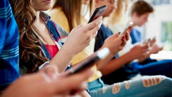 CCJ da Câmara aprova projeto que restringe uso de celulares em salas de aula
