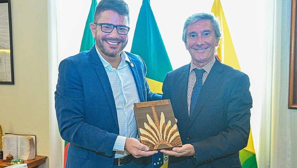 Gladson Cameli recebe embaixador de Portugal que está no Acre para a abertura da exposição ’50 anos da Revolução dos Cravos’