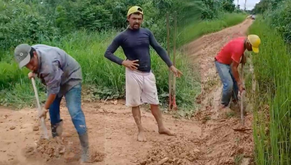 Cansados de esperarem, moradores do Barro Vermelho pegam na enxada e evitam fechamento de ramal