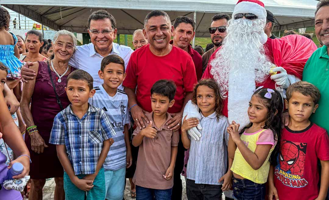 Luiz Gonzaga participa de entrega de presentes de Natal em Porto Walter