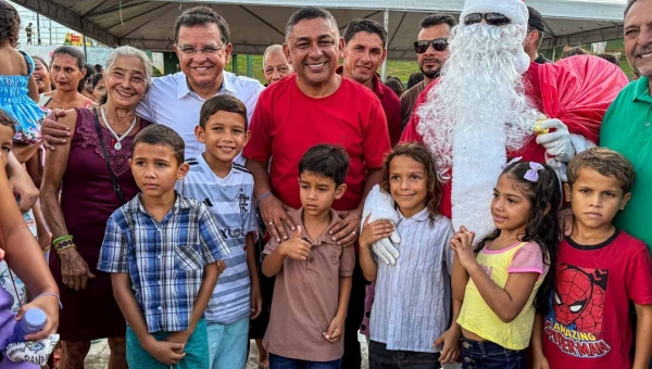 Luiz Gonzaga participa de entrega de presentes de Natal em Porto Walter