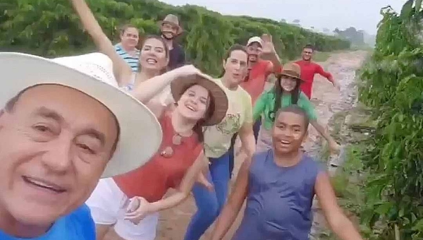 Bocalom compartilha momentos inusitados da lua de mel em cafezal no município de Acrelândia