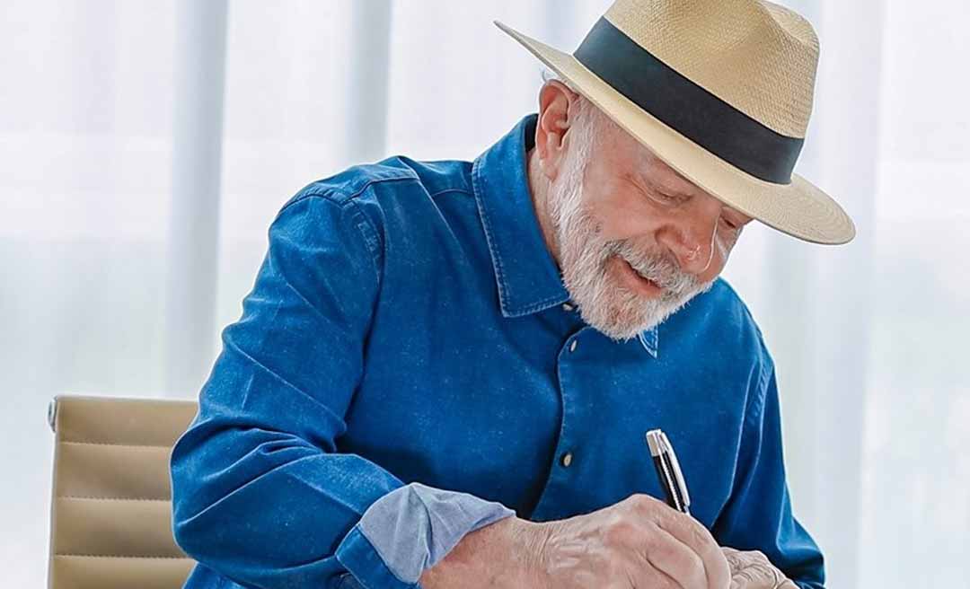 Lula sanciona regra que limita crescimento de salário mínimo a 2,5%; veja valor de 2025